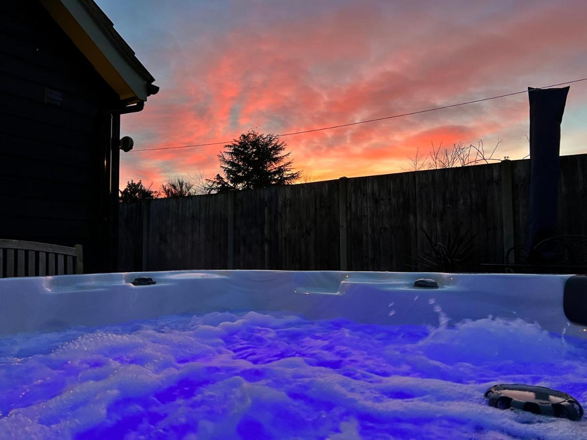 Вилла Saving Grace With Private Hot Tub Bawdeswell Экстерьер фото